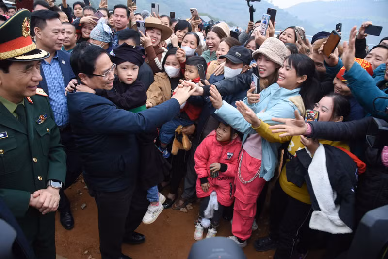 El primer ministro, Pham Minh Chinh, visita a los habitantes de la zona del proyecto de reconstrucción de la aldea de Lang Nu.