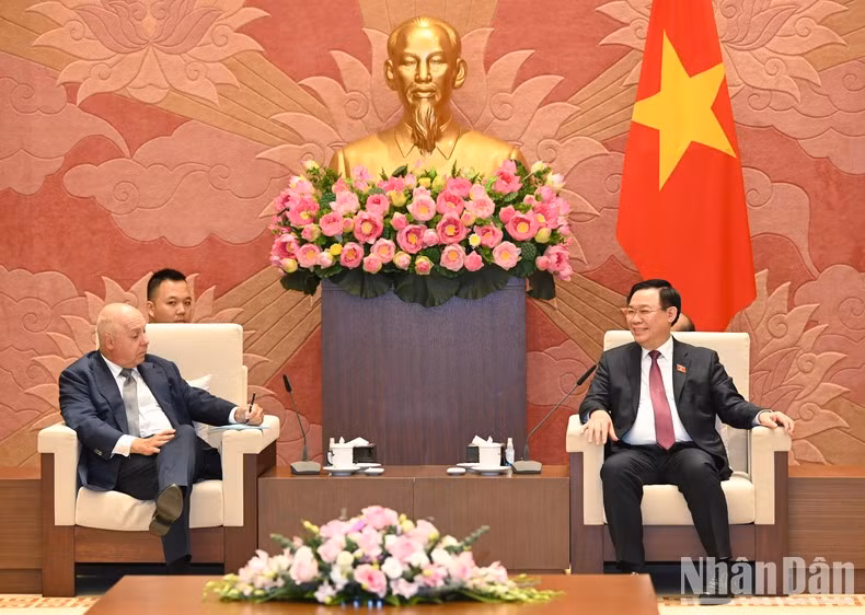 El presidente de la Asamblea Nacional de Vietnam, Vuong Dinh Hue (derecha), recibe al tesorero y ministro de Desarrollo Económico y Relaciones Industriales del Estado de Victoria, Australia, Tim Pallas. (Fotografía: VNA)