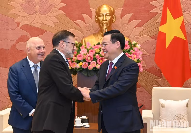 El presidente de AN, Vuong Dinh Hue, y los visitantes en la reunión.