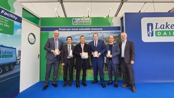 El embajador Nguyen Hoang Long visita algunos stands de grandes empresas de Irlanda del Norte en Feria de Balmoral Show 2023. (Foto: VNA)