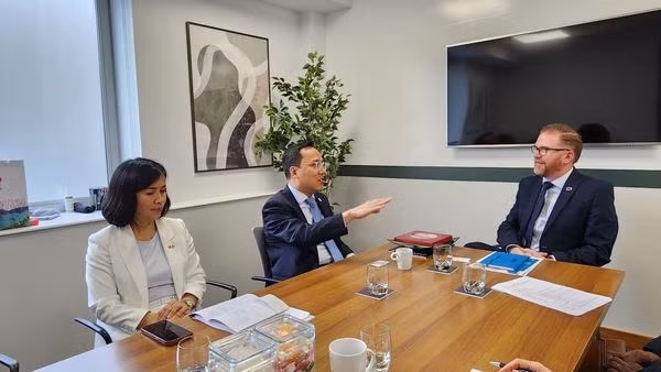 El embajador Nguyen Hoang Long en reunión con el presidente de la Cámara de Comercio de Belfast, Simon Hamilton. (Foto: VNA)