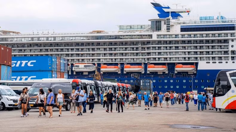 El Centro de Información y Apoyo al Turista en el puerto de Chan May entra oficialmente en funcionamiento.