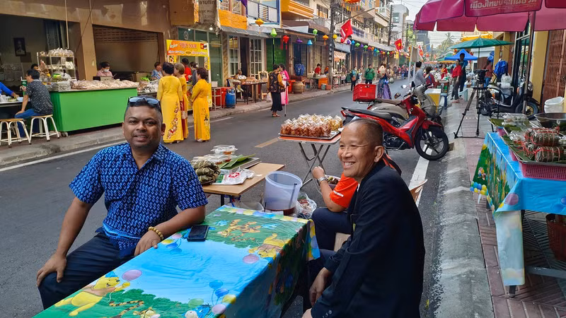 Turistas disfrutan de la comida vietnamita en el Barrio vietnamita en Udon Thani.