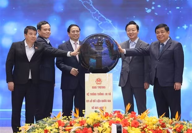 El primer ministro de Vietnam, Pham Minh Chinh, y los jefes de ministerios y órganos inauguraron el Sistema nacional de Información y Datos de Planificación. (Foto: VNA)