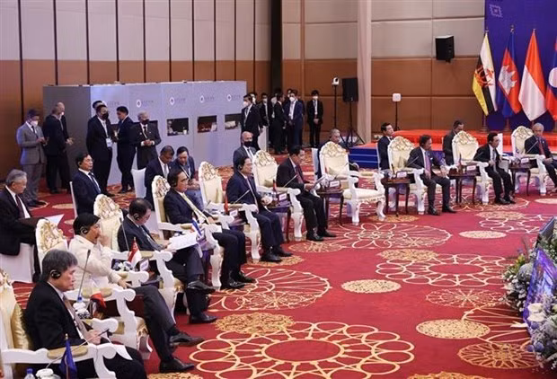 El primer ministro vietnamita, Pham Minh Chinh, y dirigentes de los países de la ASEAN dialogaron el noviembre de 2022 con representantes de la juventud del bloque en Phnom Penh, Camboya. (Foto: VNA)