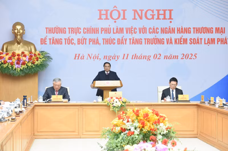 El primer ministro Pham Minh Chinh preside la reunión.