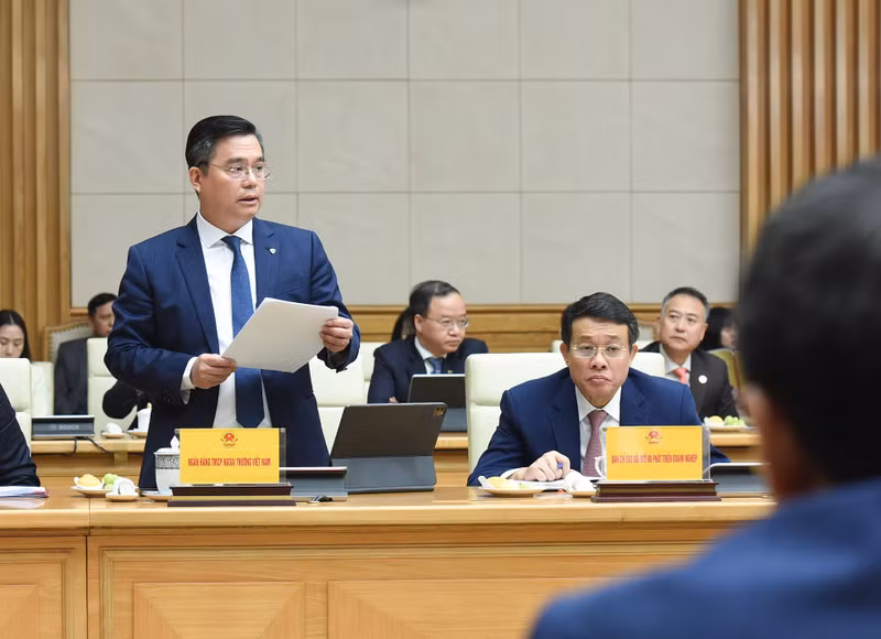 Representante de la junta directiva del Banco de Comercio Exterior de Vietnam (Vietcombank) habla en el evento.