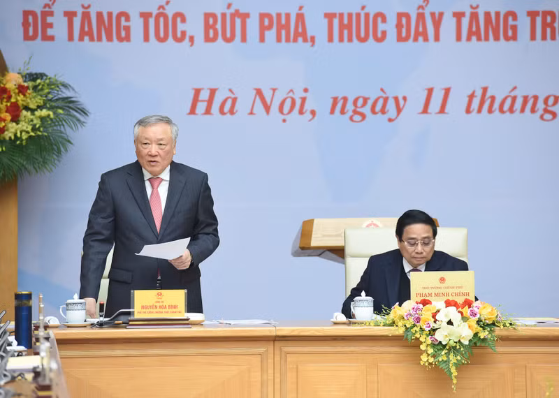 El viceprimer ministro ejecutivo Nguyen Hoa Binh modera la reunión.