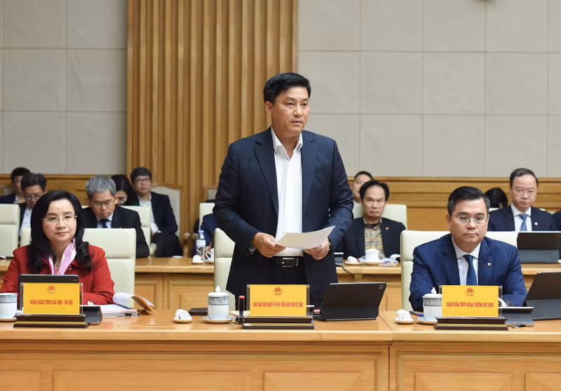 Representante de la junta directiva del Banco de Agricultura y Desarrollo Rural de Vietnam habla en la reunión.