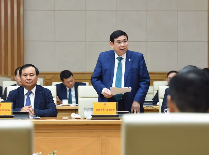 Representante de la junta directiva del Banco Comercial de Vietnam para Inversión y Desarrollo habla en la reunión.