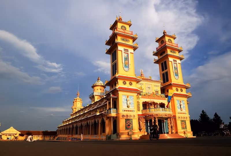 La arquitectura de la Santa Sede refleja los preceptos de esta religión con una combinación armoniosa de diferentes estilos arquitectónicos del budismo, el hinduismo, el taoísmo, el confucianismo, el cristianismo y el islamismo. (Foto: VNA)