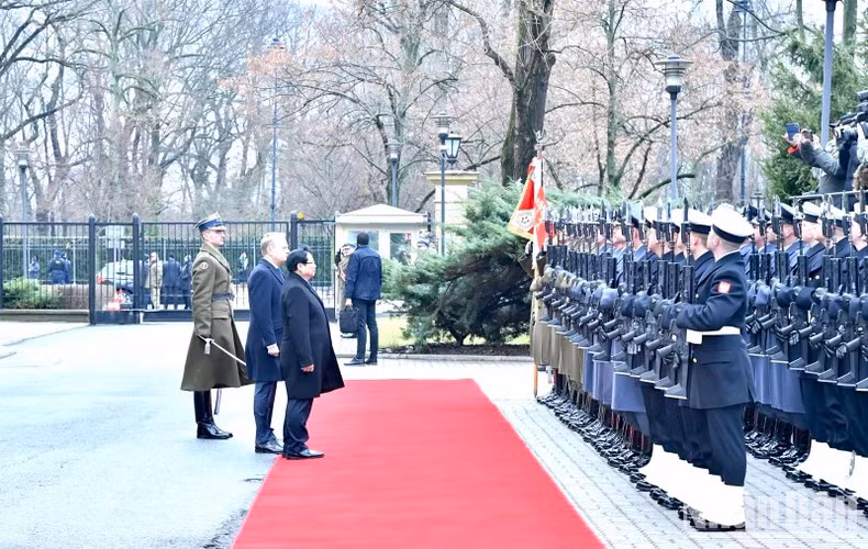 El primer ministro Pham Minh Chinh pasa revista a la Guardia de Honor del Ejército polaco.