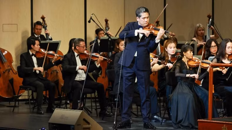 En el programa actúa el violinista Bui Cong Duy.