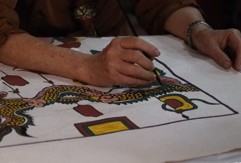 Dibuja la imagen del dragón en la pintura de Dong Ho. (Foto: VNA)