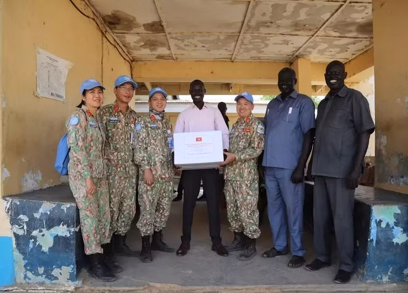 El Cuerpo de Ingenieros del Ejército de Vietnam entrega obsequios al Hospital de Abyei. (Fuente: Cuerpo de Ingenieros del Ejército de Vietnam)