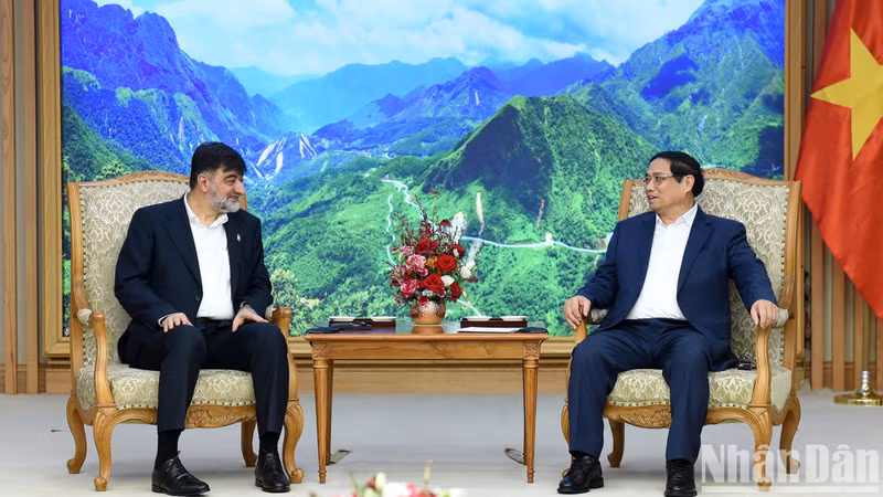 El premier Pham Minh Chính recibe al general de brigada Ahmad Reza Radan, jefe del Comando de Aplicación de la Ley de Irán.