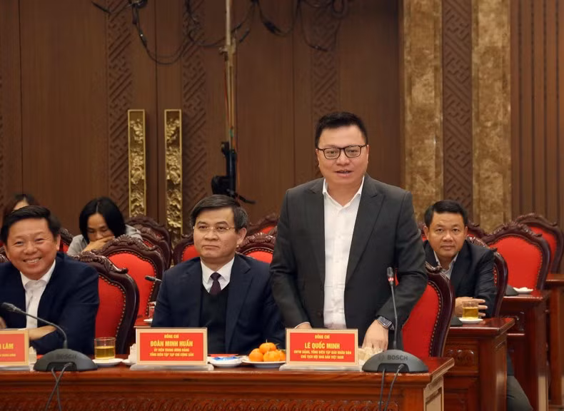 El presidente - editor del periódico Nhan Dan, Le Quoc Minh, habla en el evento.