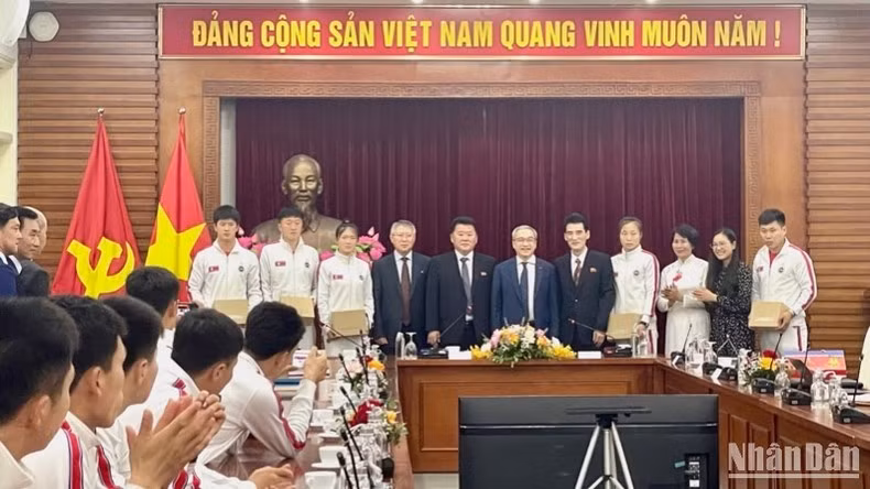 Los delegados toman foto de recuerdo.