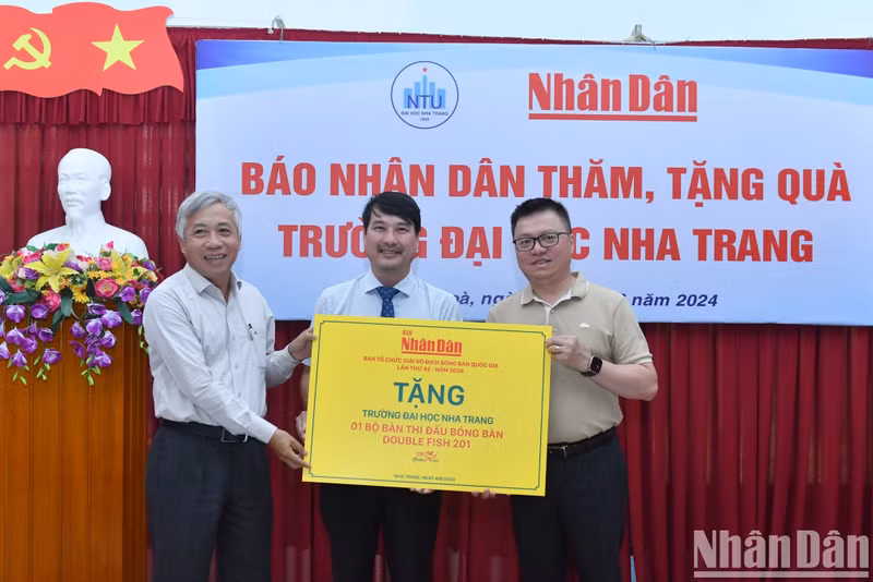 Los directivos de la Universidad de Nha Trang reciben una mesa de ping-pong Double Fish 201 de nivel internacional, regalo del periódico Nhan Dan.