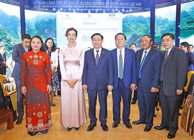 El presidente de la Asamblea Nacional de Vietnam, Vuong Dinh Hue, y los delegados en la ceremonia. (Fotografía: VNA)