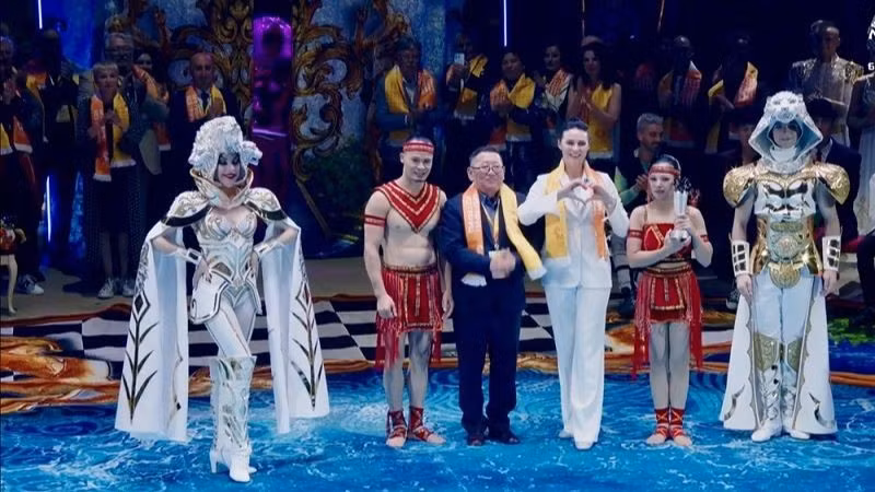 Entregan el premio de plata a la Federación de Circo de Vietnam. 