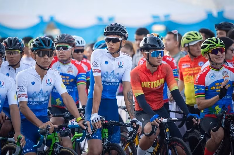 Resaltan amistad Vietnam-Laos-Camboya en carrera ciclista en Vientián