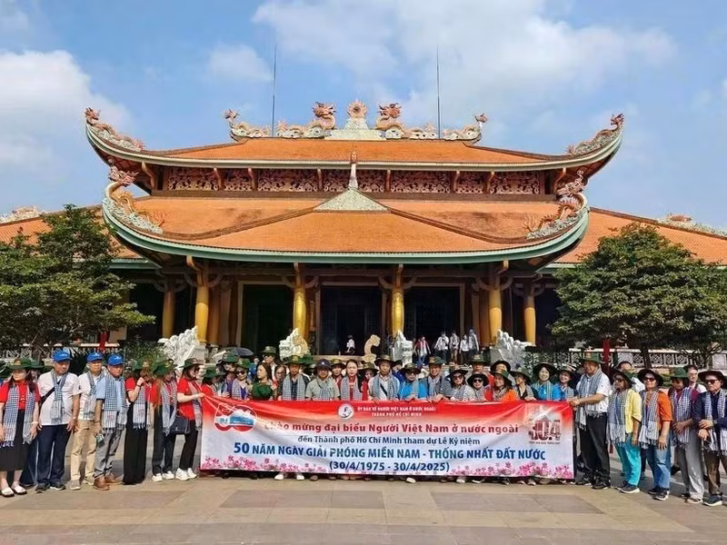 La delegación entrega obsequios a madres vietnamitas heroicas, familias con servicios meritorios, víctimas del Agente Naranja (AO) y estudiantes en circunstancias difíciles. (Foto: VNA)