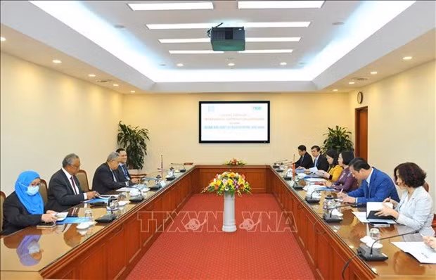 Panorama de la reunión y firma de un acuerdo de cooperación entre la VNA y BERNAMA en marzo de 2022. (Foto: VNA)