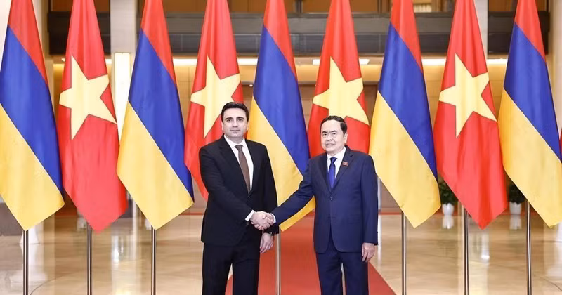El presidente de la Asamblea Nacional, Tran Thanh Man, (derecha) y su homólogo de Armenia, Alen Simonyan, se toman una foto juntos, el 19 de noviembre de 2024. (Foto: VNA)