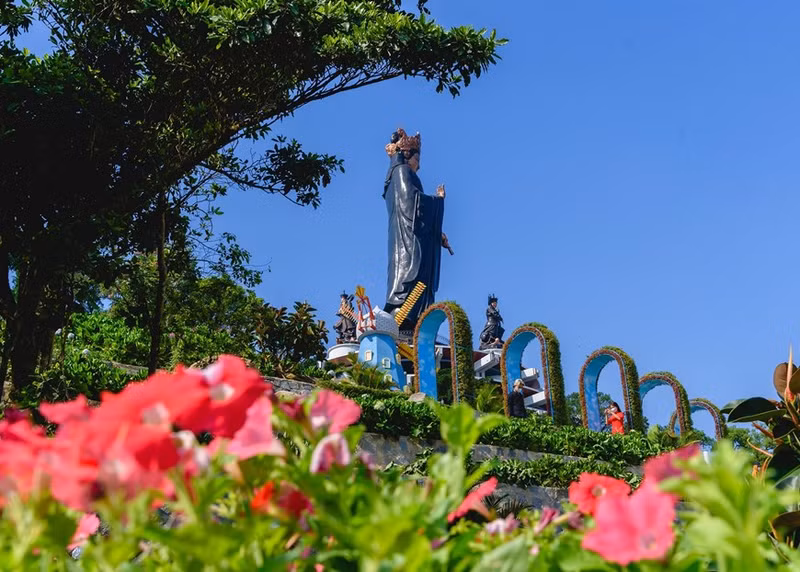La estatua de Buda Tay Bo Da Son se sitúa en la cima de la montaña de Ba Den. (Foto: VNA)