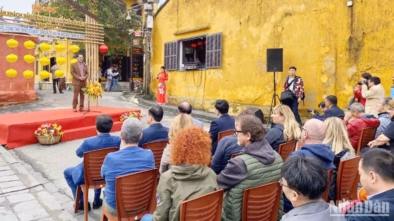 El vicepresidente del Comité Popular de Hoi An, Nguyen Van Lanh, habla en la ceremonia.