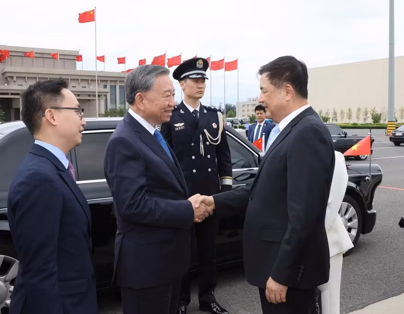 El miembro del Secretariado del Comité Central del Partido Comunista de China, consejero de Estado y ministro de Seguridad Pública de ese país, Wang Xiaohong, despide al máximo dirigente vietnamita y a su esposa en el Aeropuerto Internacional de Pekin.