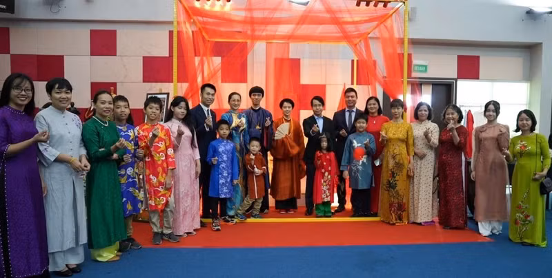 Representantes de la comunidad vietnamita residente en Brunéi en el evento.