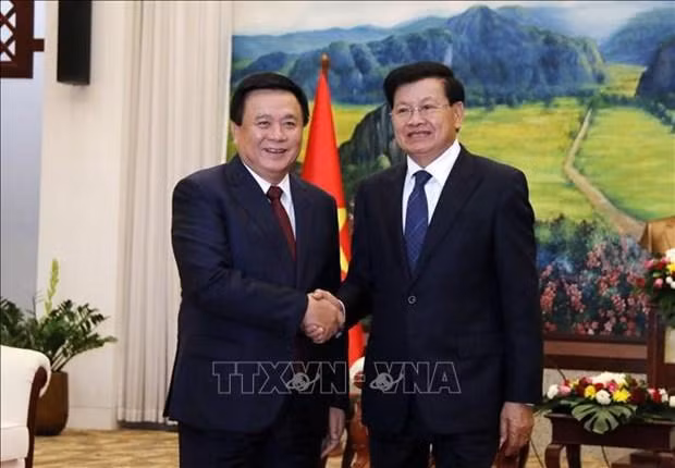 Nguyen Xuan Thang (izquieda), miembro del Buró Político y director de la Academia Nacional de Política Ho Chi Minh, y el secretario general del Partido Popular Revolucionario y presidente de Laos, Thongloun Sisoulith. (Fotografía: VNA)