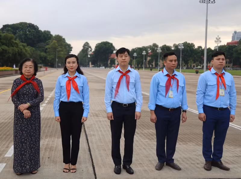 Asisten al evento Truong My Hoa, ex vicepresidenta del país, quien dirige el Fondo de Becas Vu A Dinh, y Nguyen Pham Duy Trang, secretaria del Comité Central de la Unión de Jóvenes Comunistas Ho Chi Minh y presidenta del Consejo Central de la Unión de Pioneros Ho Chi Minh. (Fotografía: tienphong.vn)