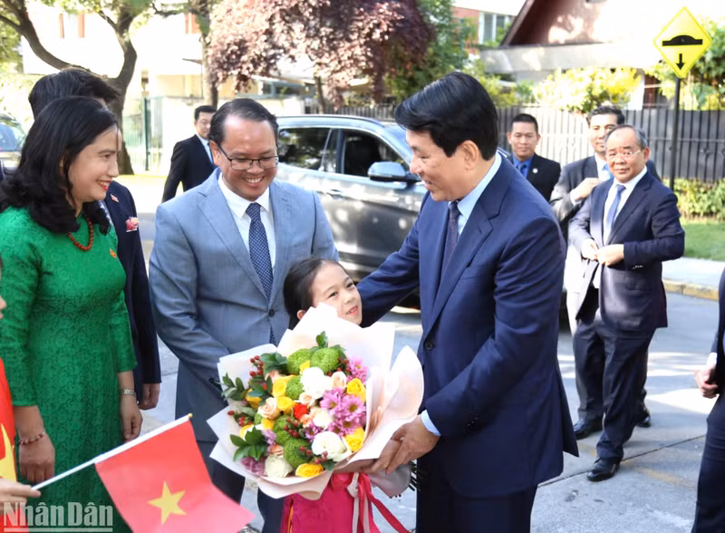El presidente vietnamita, Luong Cuong, en el encuentro con el personal de la Embajada de Vietnam en Chile y representantes de la comunidad vietnamita residente en ese país. (Foto: VNA)
