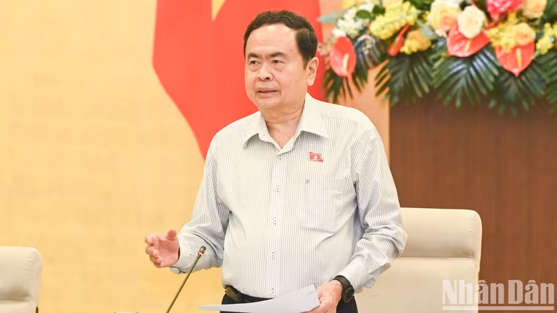 El presidente de la AN, Tran Thanh Man, pronuncia el discurso de apertura y sugiere temas de discusión en la reunión.
