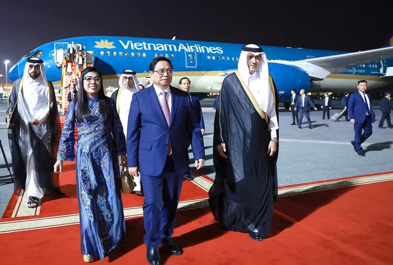 El primer ministro Pham Minh Chinh, su esposa y una delegación de alto rango de Vietnam, llegan al aeropuerto internacional de Doha, comenzando una visita oficial a Catar, en respuesta a la invitación del primer ministro de ese país, Sheikh Mohammed bin Abdulrahman bin Jasim Al-Thani. (Foto: VNA)