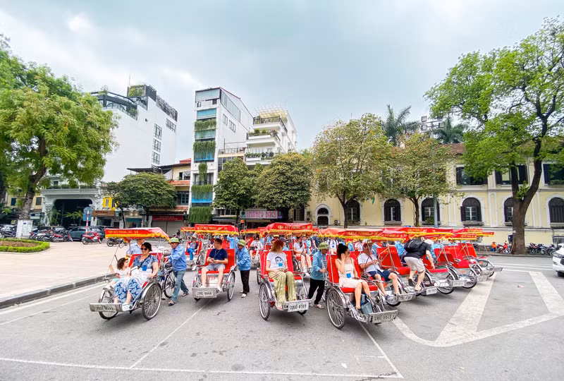 Turistas españoles experimentan el ciclo, un servicio turístico único en Vietnam.