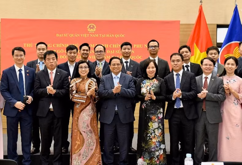 El primer ministro Pham Minh Chinh se reúne con representantes de la Embajada de Vietnam y de otras agencias representativas y de la comunidad vietnamita en Corea del Sur.