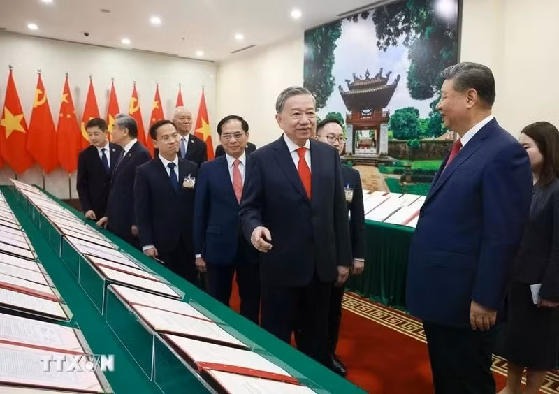 El secretario general del Partido Comunista de Vietnam, To Lam, y el secretario general del Partido Comunista y presidente de China, Xi Jinping, presencian la exhibición de documentos de cooperación. (Foto: VNA)