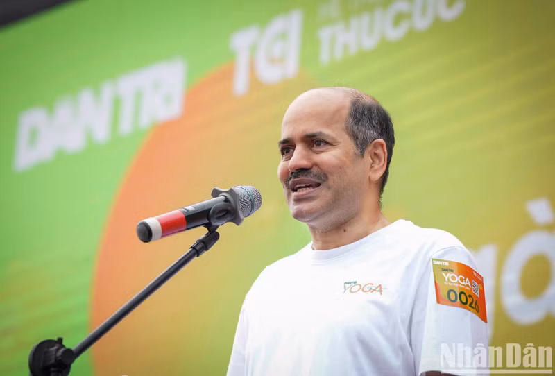 Nutrida participación en actuación de Yoga en Hanói ảnh 1