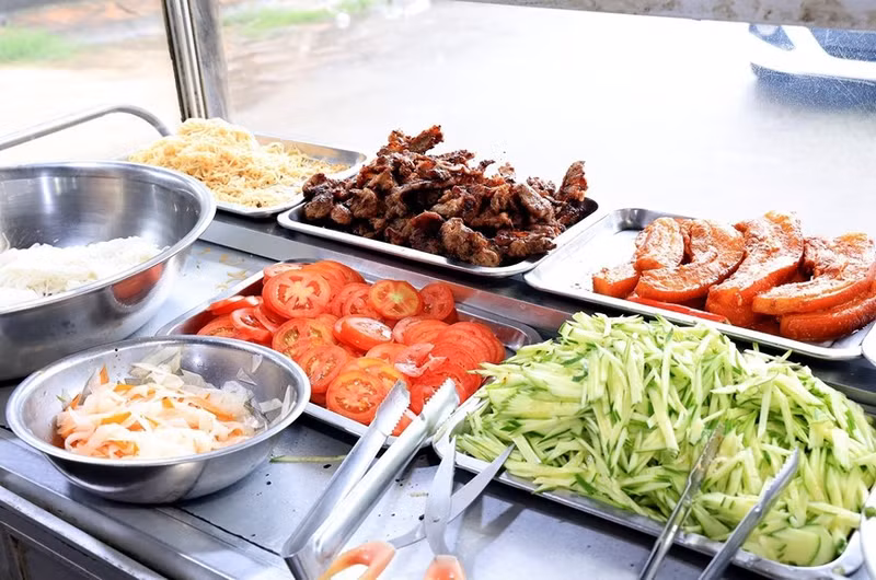 El "com tam" se acompaña de numerosos aderezos, como costillas de cerdo asadas, huevos fritos, piel de cerdo desmenuzada o pepino en juliana y encurtidos, entre otros.(Foto: VNA)