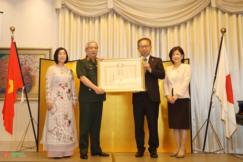 El embajador de Japón en Vietnam, Yamada Takio, entrega la Orden al coronel general Nguyen Chi Vinh. (Foto: qdnd.vn)
