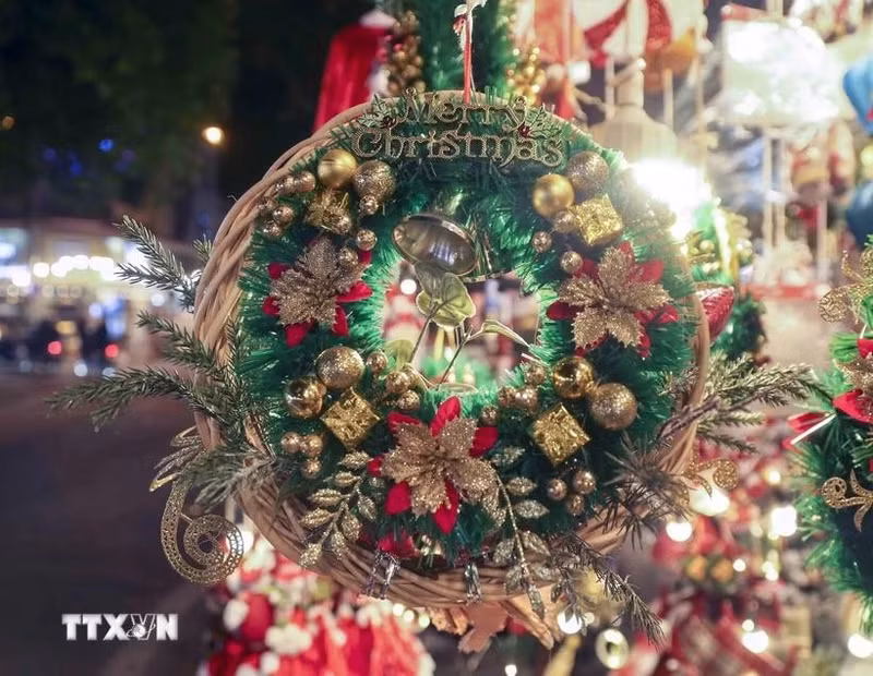 Adornos navideños vendidos en la calle Hang Ma. (Foto: VNA)