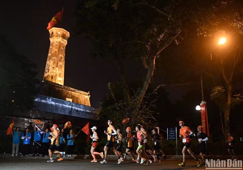 Pasan por el área Torre de la bandera de Hanói, un lugar muy familiar para los capitalinos.