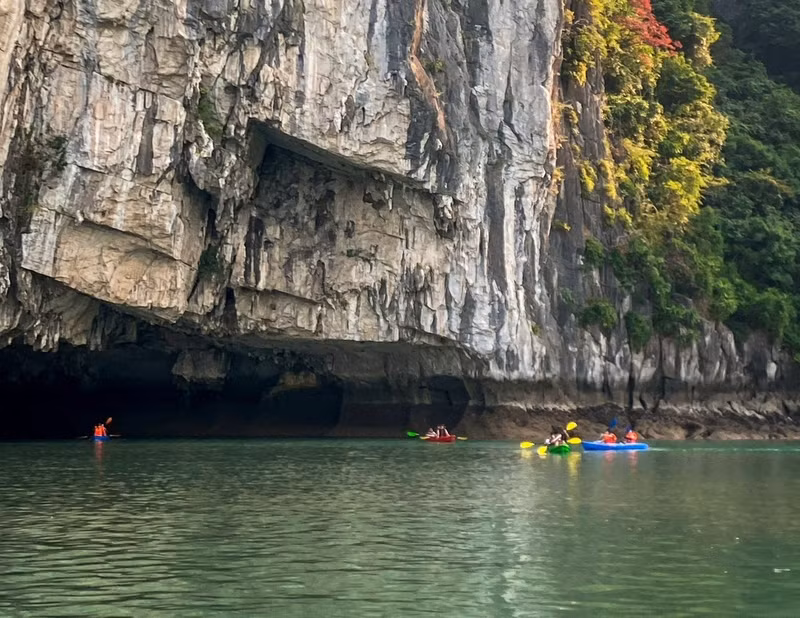 Turistas españoles practican kayak en la cueva de Luon, que forma parte de la isla de Bo Hon, 14 kilómetros al sur de la playa de Bai Chay, e incorporada a la mayoría de los recorridos por la bahía de Ha Long. Una visita a la cueva permite sentir el frescor del agua y contemplar la magnificencia de la naturaleza en miles de estalactitas y estalagmitas.