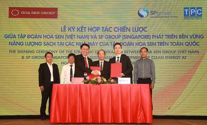 En la firma del acuerdo de cooperación entre el grupo vietnamita de Hoa Sen y la corporación singapurense de SP Group. (Foto: VNA)