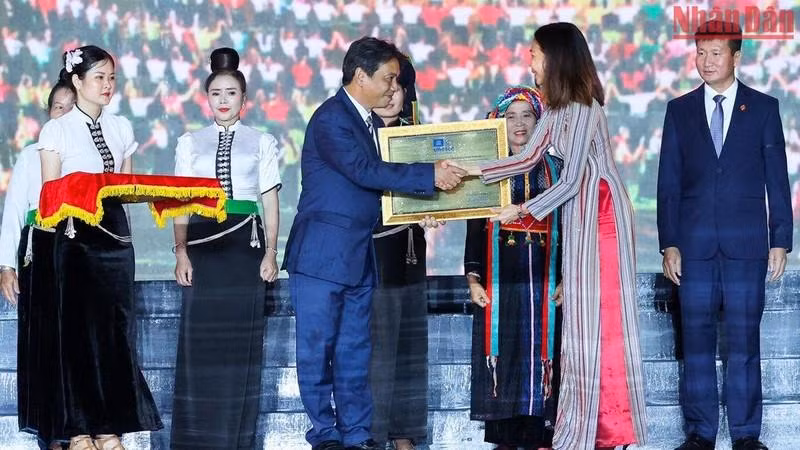 El viceministro de Cultura, Deportes y Turismo de Vietnam Hoang Dao Cuong recibe el Certificado de reconocimiento a la danza Xoe de la etnia minoritaria Thai como Patrimonio Cultural Inmaterial de la Humanidad, entregado por Pauline Tamesis, coordinadora permanente de la ONU en Vietnam.