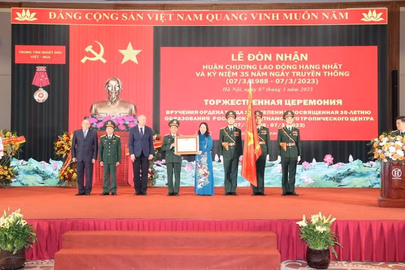 La vicepresidenta Vo Thi Anh Xuan otorgó la Orden de Trabajo de Primera Clase al Centro Tropical Vietnam-Rusia. (Foto: Nhan Dan)